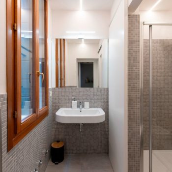 Suite 1 floor - Bathroom
